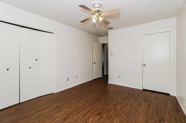 Building Photo - 323 W William Cannon Dr