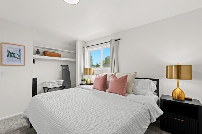 Building Photo - 22 2nd St