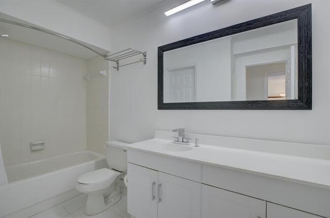 Building Photo - 3040 NE 16th Ave