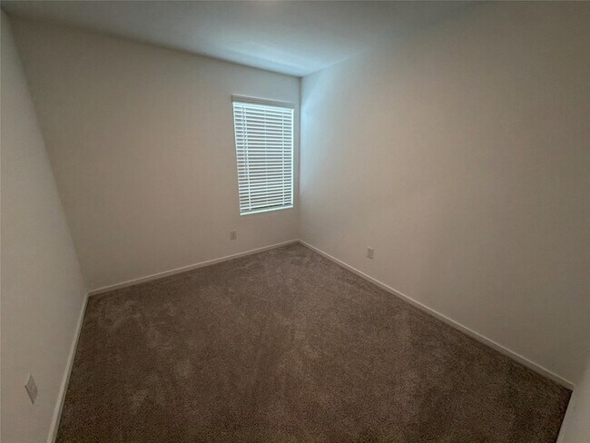 Building Photo - 930 Pertuso Ln