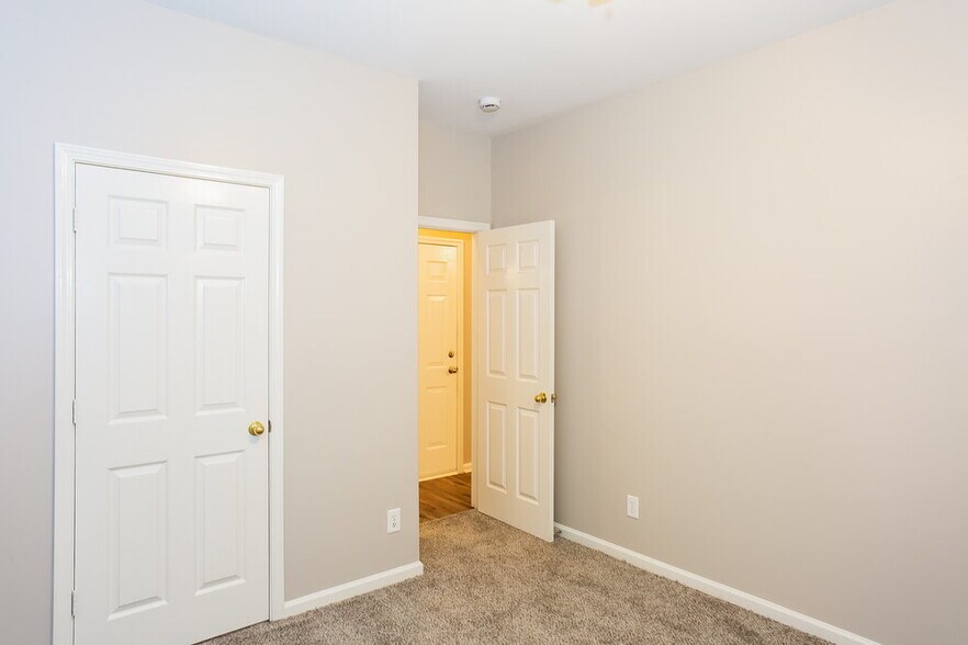 Building Photo - 6205 Roseway Ct