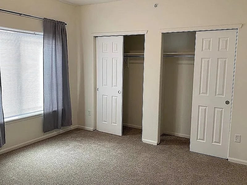 Building Photo - 2803 Kansas Dr