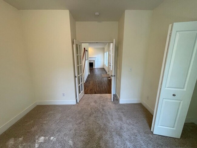 Building Photo - Extremely Spacious 5BD/3BTH Home For Lease...