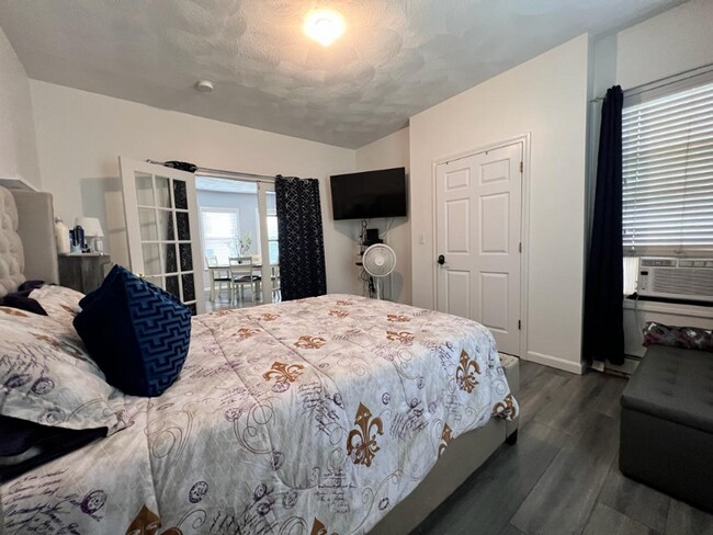 Building Photo - 585 Haverhill St