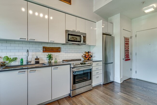 Building Photo - Stunning Partly Furnished Studio in Old Town Alexandria