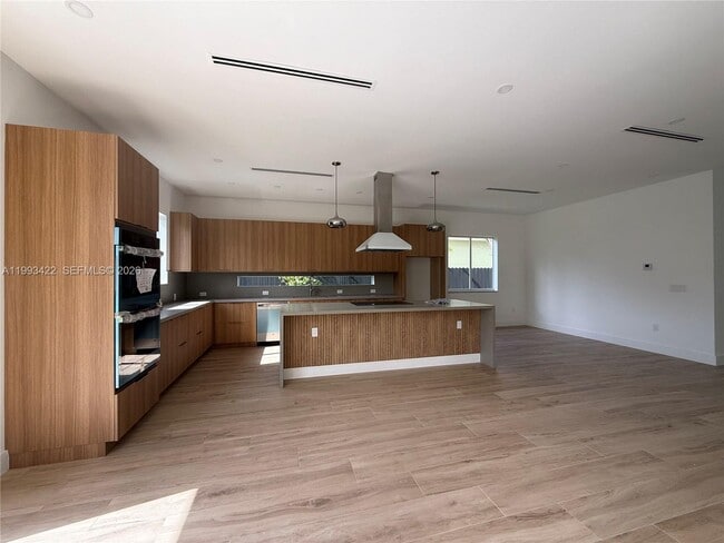 Building Photo - 1981 SW 33rd Ave