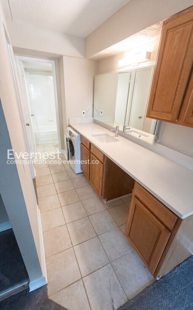 Building Photo - 1 Bed/1 Bath Condo with Modern Amenities / Pet-Friendly / Available Soon!