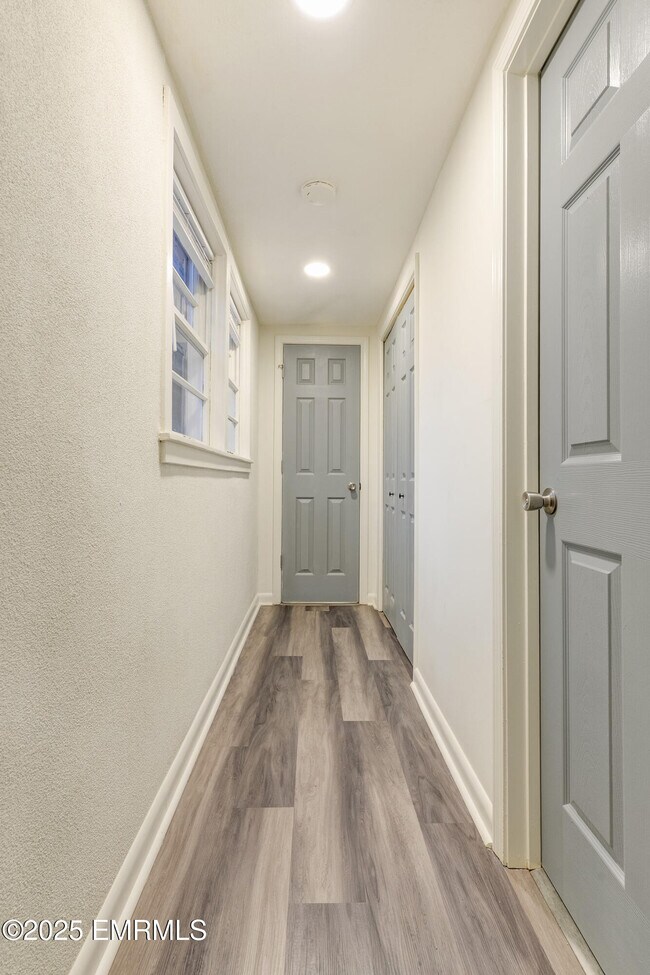 Building Photo - 1390 N Hills St