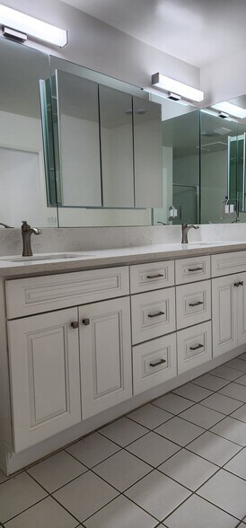 Building Photo - 303 N Swall Dr