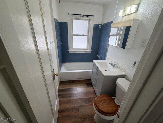 Building Photo - 924 Helmsdale Rd