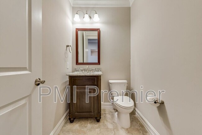 Building Photo - 2818 Balmoral Dr