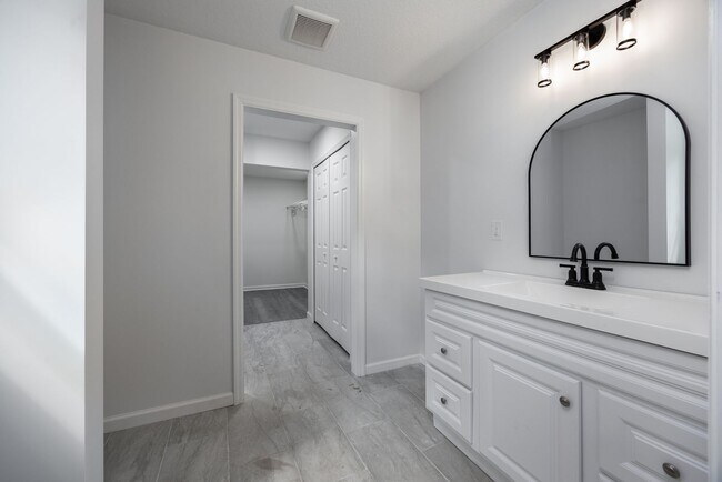 Building Photo - Spacious 4BR/2BA Home in Gainesville’s Heart