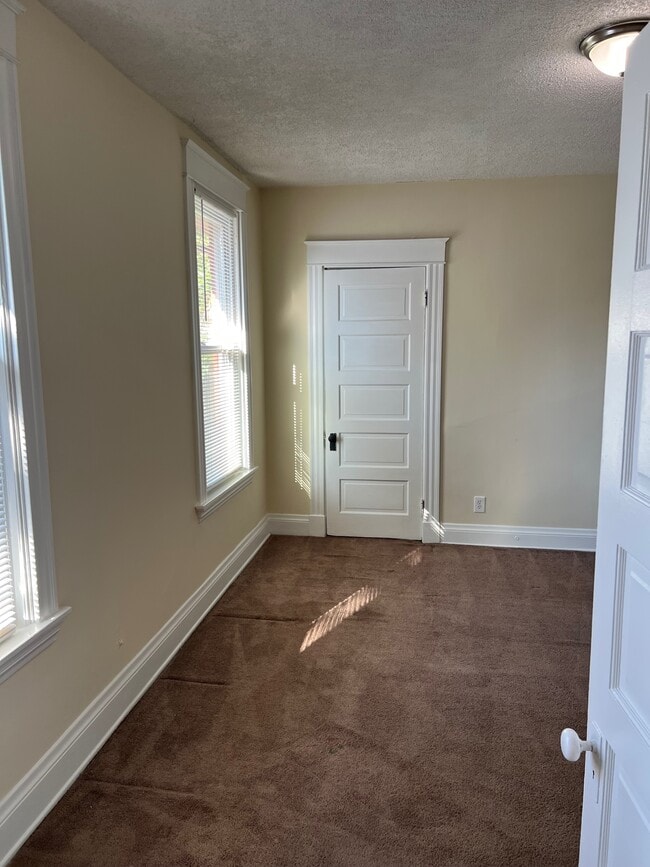 Building Photo - 905 Suire Ave