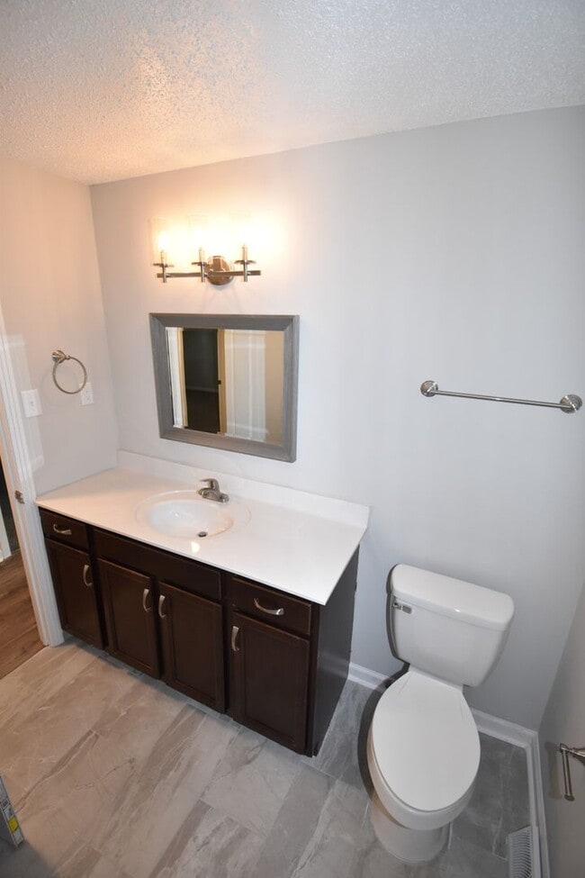 Building Photo - Renovate Dog Friendly Home For Rent Near Cunningham Lane!