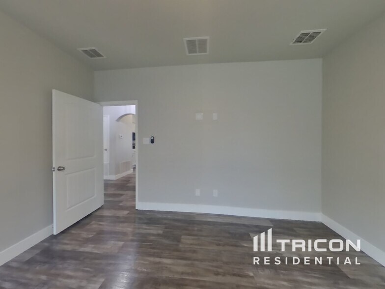 Building Photo - 1025 N Churchill Dr