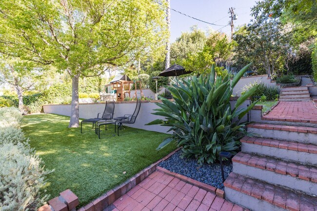 Building Photo - S of the Blvd - upgraded 4+3 w/pool + views!