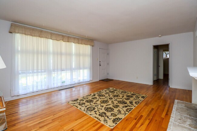 Building Photo - Immaculate Centrally located home!