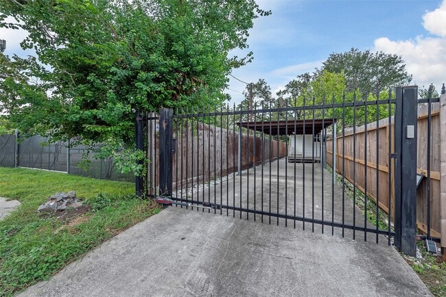 Building Photo - 910 Judiway St