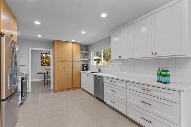 Building Photo - 3112 Val Dr