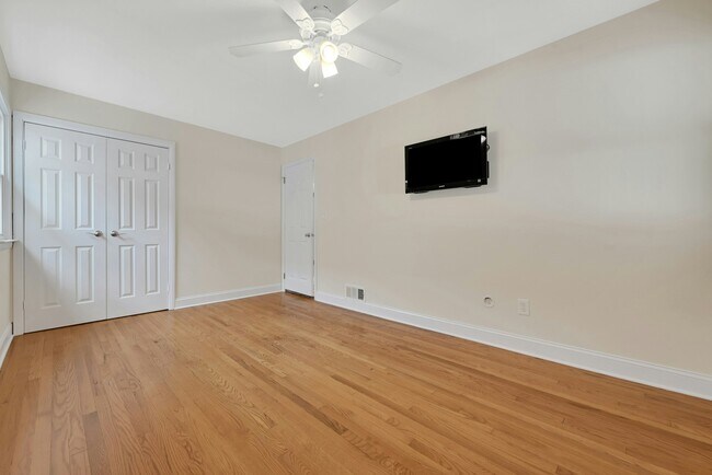 Building Photo - 126 Huber St