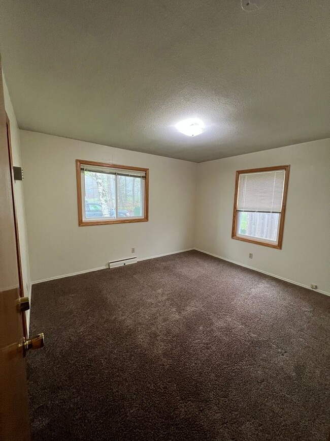 Building Photo - AVAILABLE JUNE 2025- 4 Bed 2 Bath Near Campus