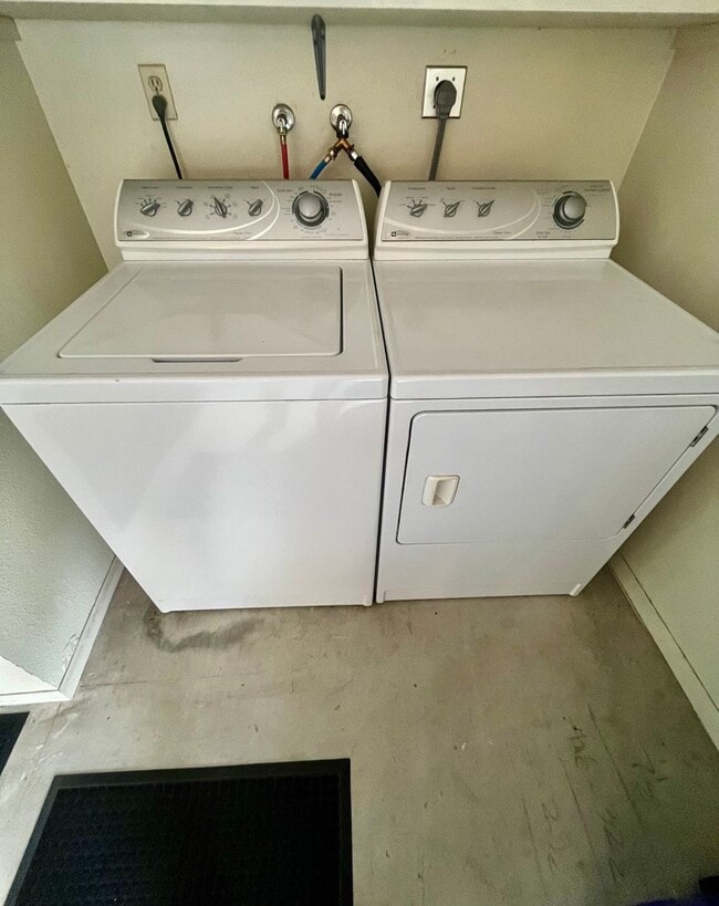 Building Photo - HUGE 2BD/2BA CLAIREMONT CONDO W/ 2 CAR GARAGE - ONLY $3,295/MONTH