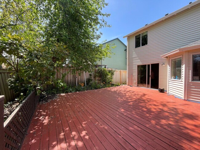 Building Photo - Charming Rock Creek 3 Bed 2.5 Bath - Centr...