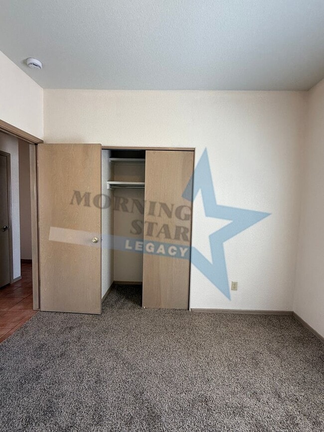 Building Photo - Cute Townhouse in Desirable Area- Close to...