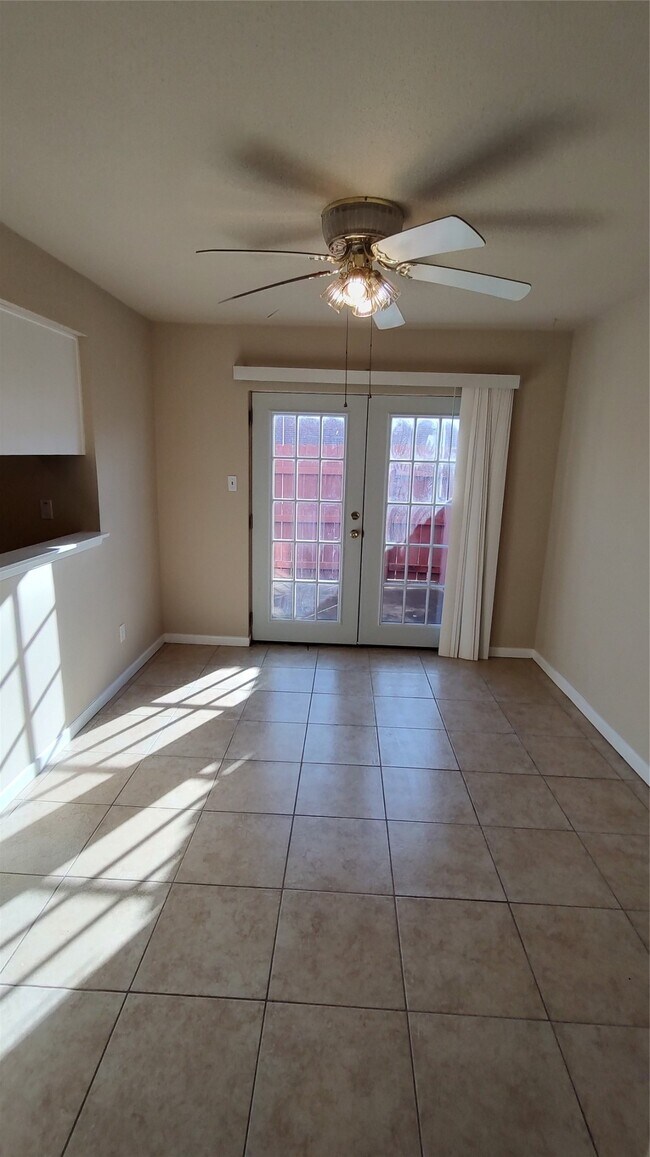 Building Photo - 4513 1/2 Bernardo De Galvez Ave