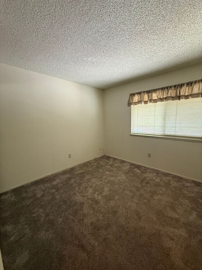 Building Photo - First time rental in a terrific East Simi Valley neighborhood.