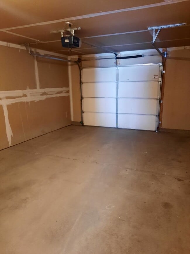 Building Photo - 2 BED | 2 BATH | TOWNHOME | SINGLE GARAGE ...