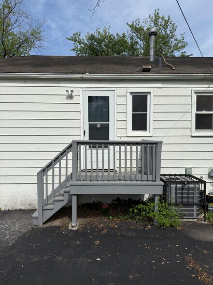 Building Photo - 6115 Avila Dr