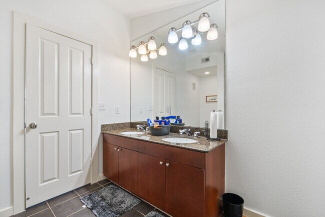 Building Photo - 2216 Chenevert St