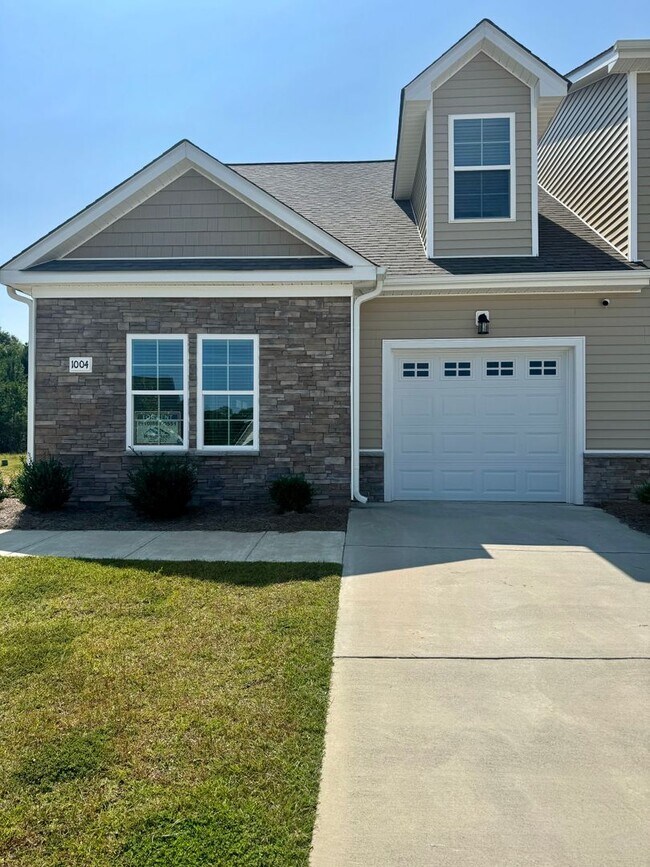 Building Photo - Kings Grant Townhomes