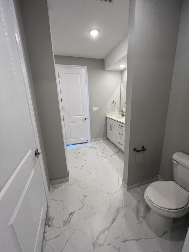 Building Photo - 3900 Lakeshore Blvd E