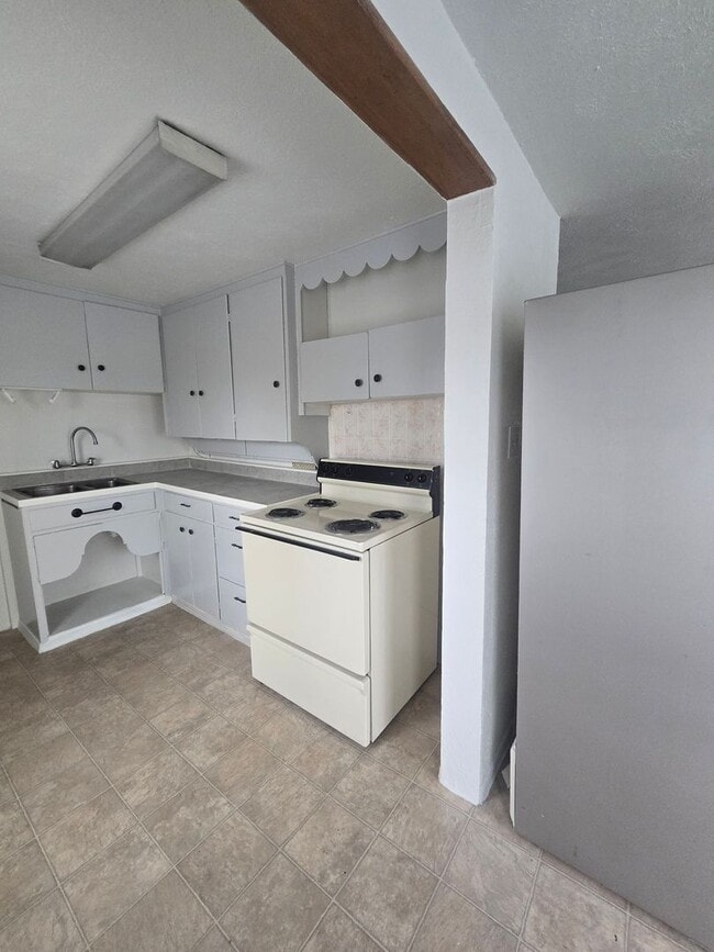 Building Photo - 2 bed 1 bath Recently Remodeled