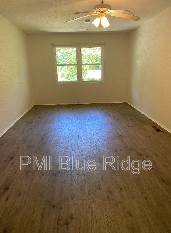 Building Photo - 325 Comet Dr