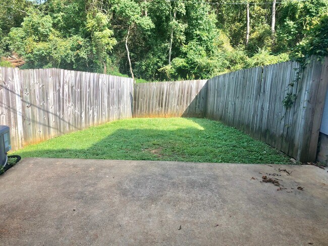 Building Photo - 2 BR 2.5 bath townhouse close to Troy University