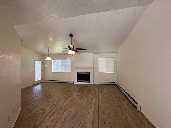 Building Photo - Charming 3 bed 2 bath home!!