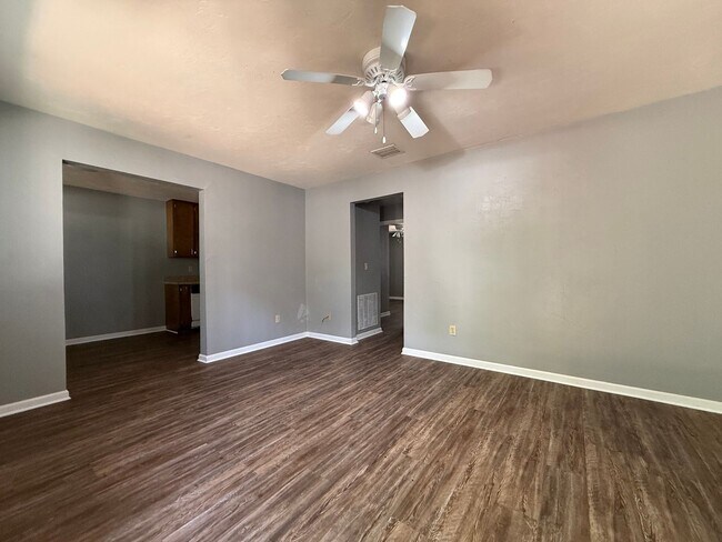 Building Photo - Downstairs unit of Mahan. Close to TMH.