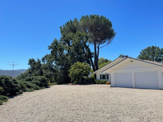 Building Photo - 724 N Refugio Rd