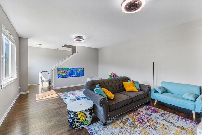 Building Photo - 5-bed, 3-bath Home in Scenic West Salem