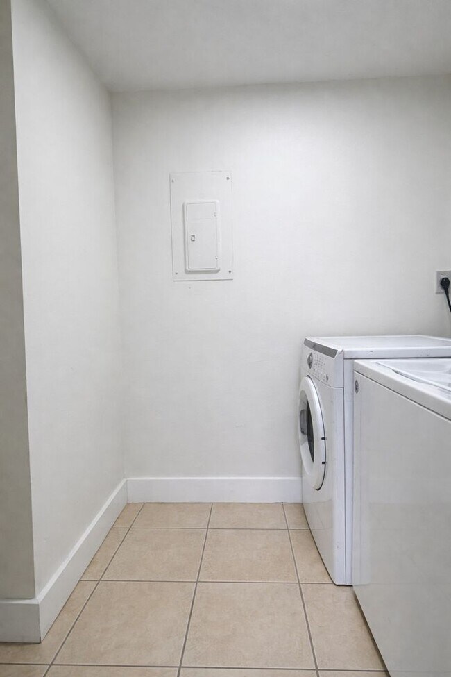 Building Photo - 4265 Desoto Ave