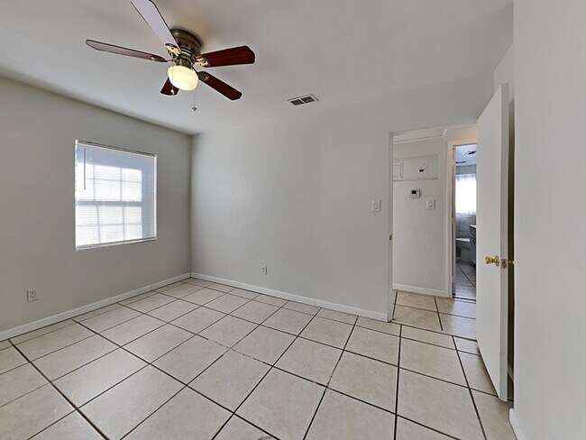 Building Photo - 142 Lynbrook Dr