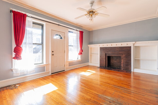 Building Photo - 910 W Belle Plaine Ave