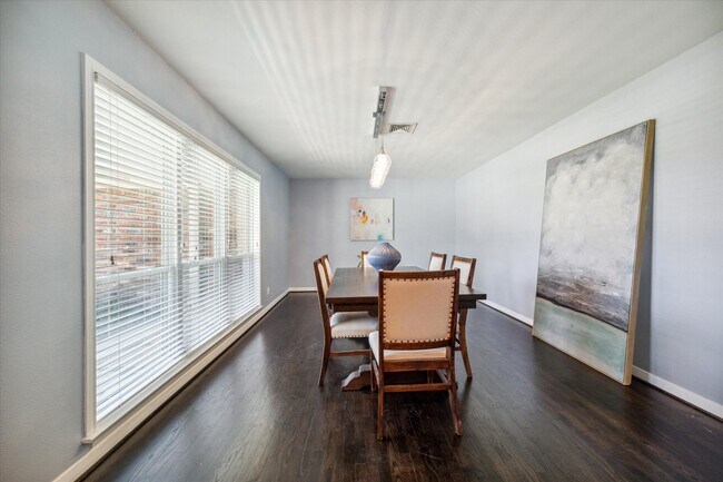 Building Photo - 2910 Freshmeadows Dr