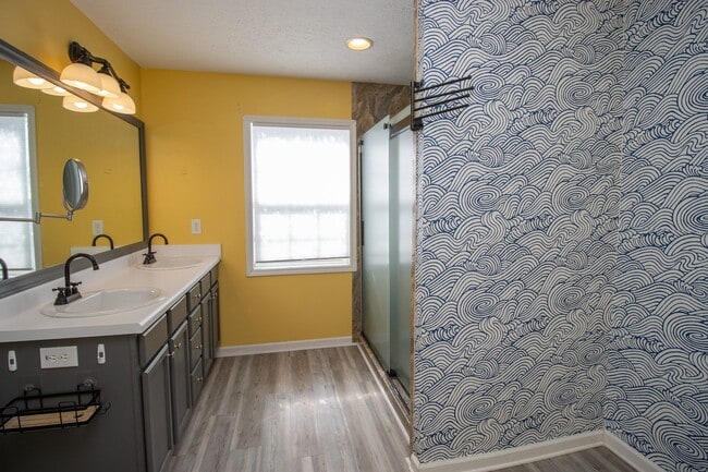 Building Photo - Beautiful 3BR/2.5BA Home with Fenced Yard, Granite Kitchen & Neighborhood Pool