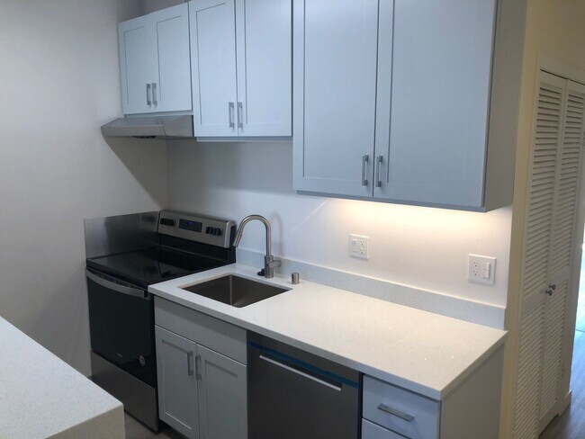 Building Photo - Remodeled top floor rent controlled apartm...