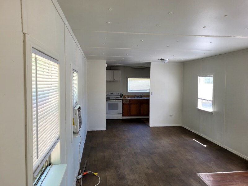 Building Photo - 205-437 Holt Ave