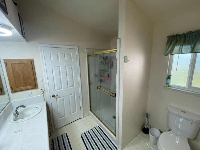 Building Photo - Oroville-Furnished-Turnkey-3 bedroom 2 bath home, hot tub, gazebo, landscaped yard, solar